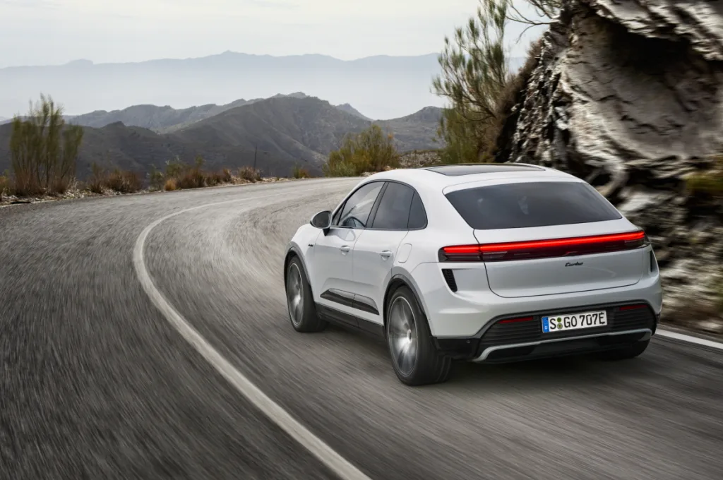 포르쉐 최초 전기 SUV 마칸 일렉트릭 공개, 260km/h까지 순식간 7 포르쉐 마칸 일렉트릭 1