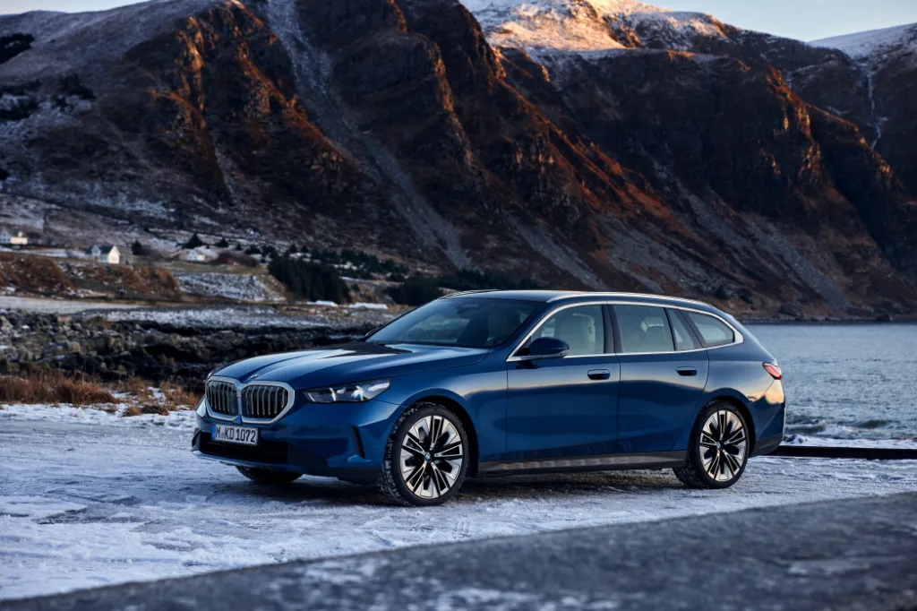 P90537379 highRes the new bmw 520d xdr https://mobilityground.com/wp-content/uploads/2024/02/P90537299_highRes_the-new-bmw-i5-edriv-jpg.webp