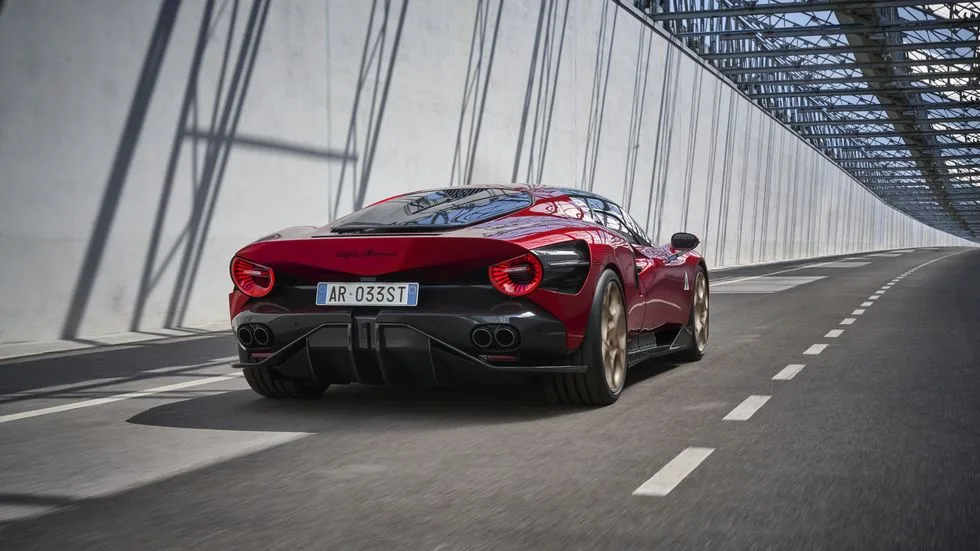 알파로메오 33 스트라달레, 압도적 1위로 드림카에 뽑혔다 3 알파로메오 33 스트라달레 (Alfa Romeo 33 stradale) 뒷모습