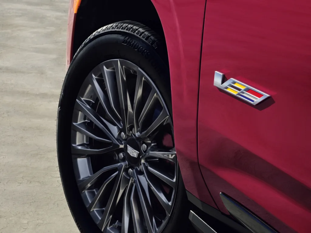 캐딜락 전기 SUV 리릭, 강력한 성능 자랑하는 "V", 3월 공개할까? 1 캐딜락 리릭 (Cadillac V-series)
