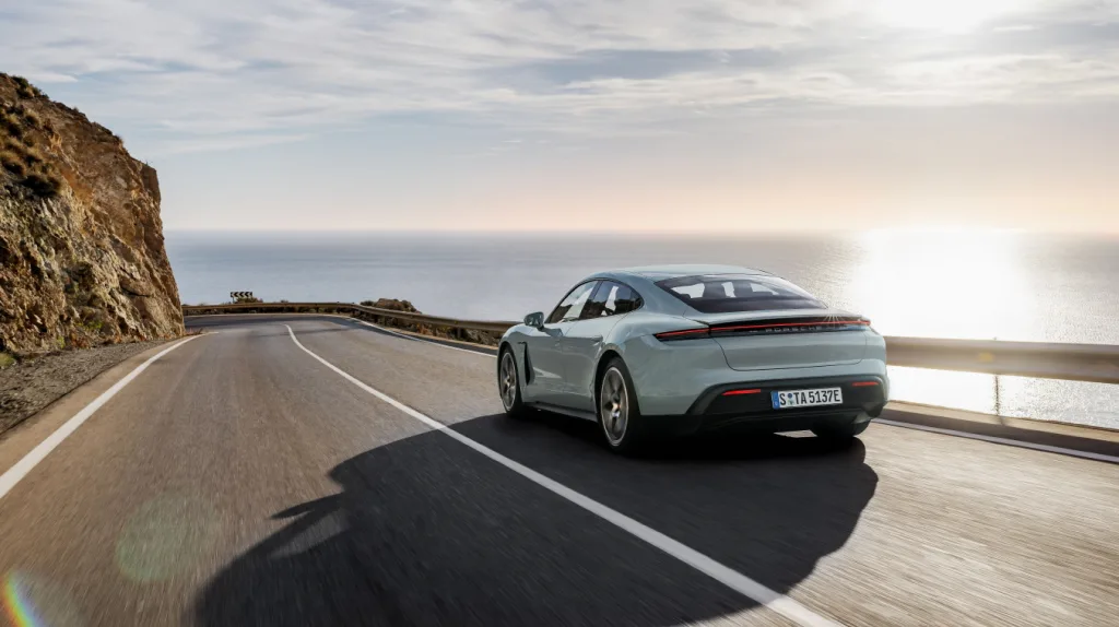 포르쉐 타이칸, 모든 기준을 다시 바꾸고 2024년 돌아왔다 3 포르쉐 타이칸 (Porsche Taycan)
