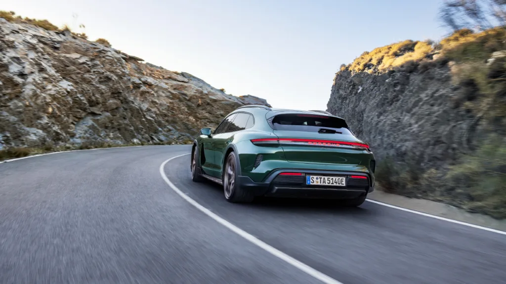 포르쉐 타이칸, 모든 기준을 다시 바꾸고 2024년 돌아왔다 6 포르쉐 타이칸 (Porsche Taycan)