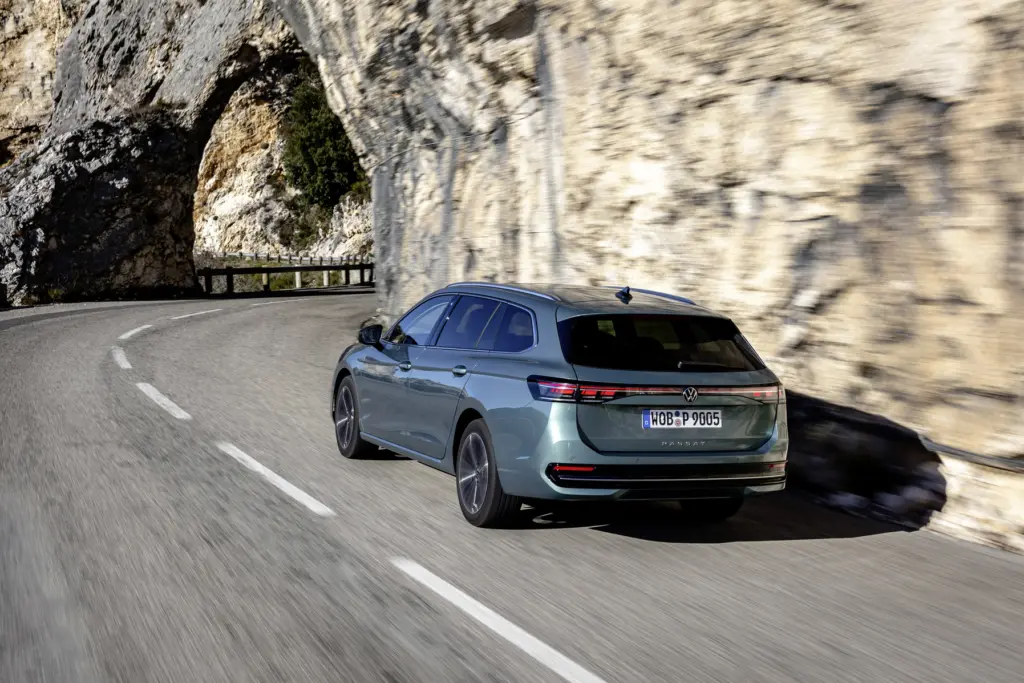 폭스바겐 파사트, 최대 120km 달리는 하이브리드 모델 공개 4 폭스바겐 파사트(Volkswagen Passat)