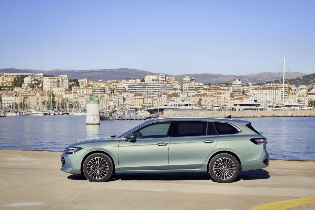 폭스바겐 파사트, 최대 120km 달리는 하이브리드 모델 공개 2 폭스바겐 파사트(Volkswagen Passat)