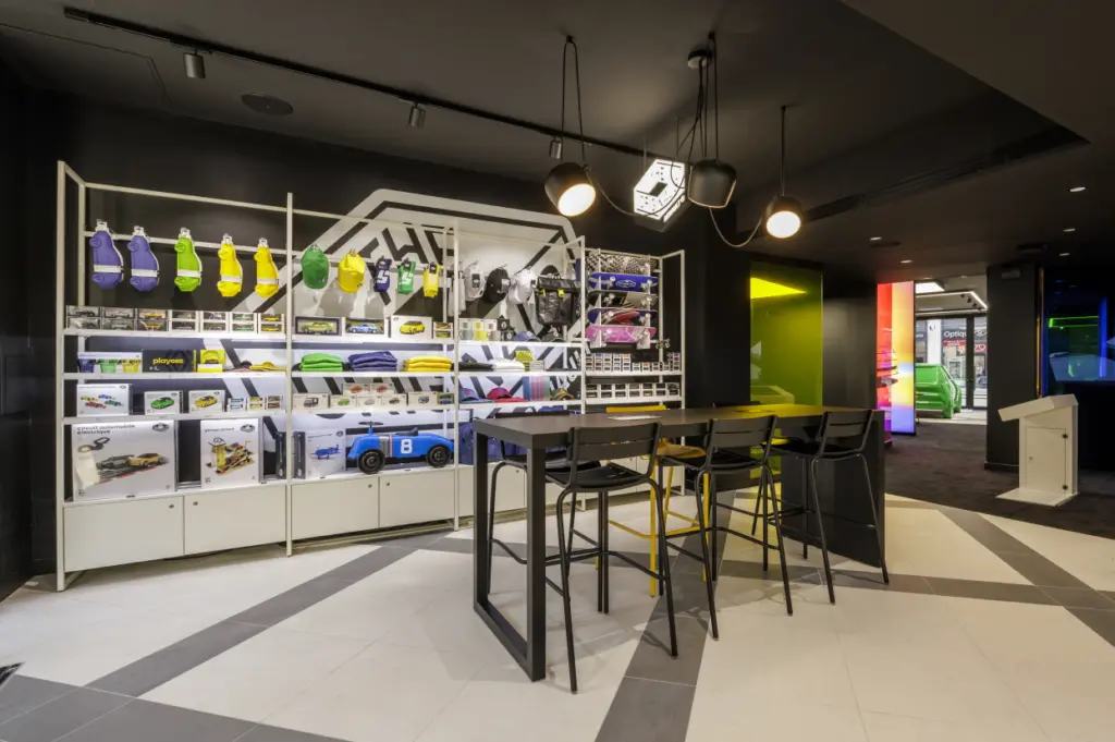 르노의 새로운 전시장, 프랑스 파리도 대한민국 서울도 똑같을까? 3 르노 전시장(rnlt©_ Renault's new distribution format, compact & immersive