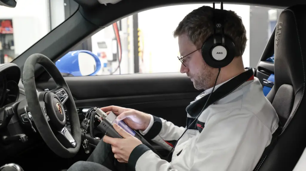 사운드의 비밀은 바로 이것? 포르쉐 엔지니어의 테스트 방법은? 2 포르쉐 사운드 엔지니어 David Sadowski