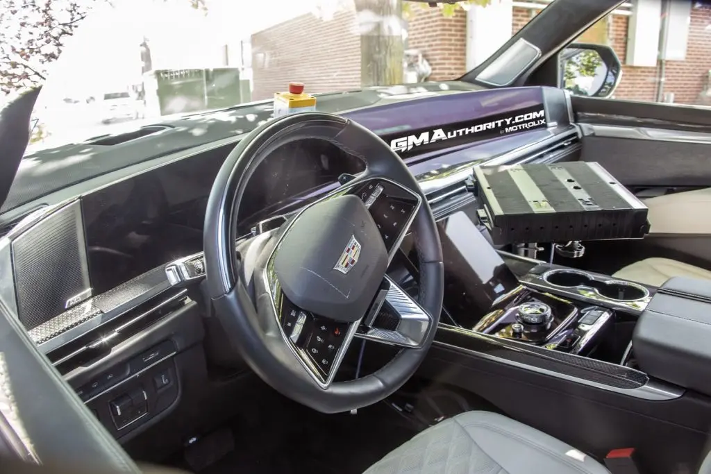 캐딜락 에스컬레이드, "V" 배지 달고 고성능 모델 나올까? 2 2025 Cadillac Escalade V Prototype Spy Shots No Camo May 2024 Interior 002 cockpit dash steering wheel digital instrument panel gauge cluster screen 1024 https://mobilityground.com/wp-content/uploads/2024/05/2025-Cadillac-Escalade-V-Prototype-Spy-Shots-No-Camo-May-2024-Black-Raven-GBA-Exterior-004-front-three-quarters-720x340-1.jpg