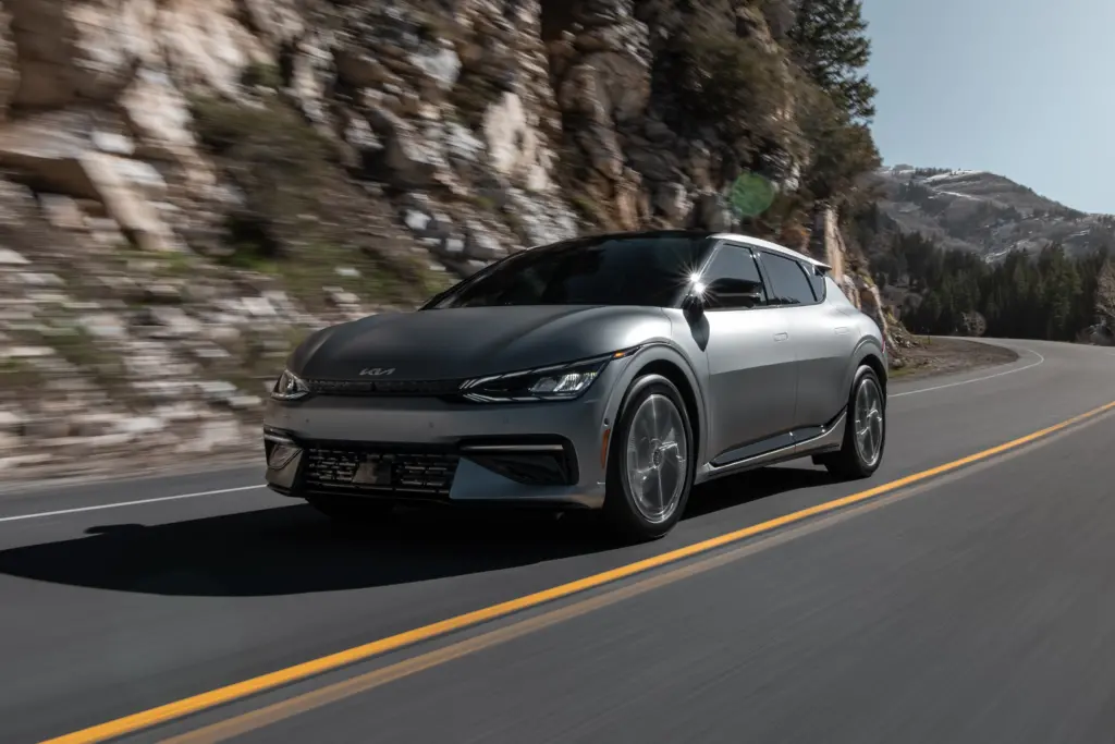 230112 사진2 기아 EV6 북미 올해의 차 선정 https://mobilityground.com/wp-content/uploads/2024/05/kia-corporate-kiacharge-no-copy-kwcms-620x466.jpg.crop_.620.466.high_-jpg.webp