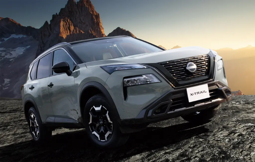 닛산 엑스트레일 (Nissan X-trail) a car parked on a dirt road