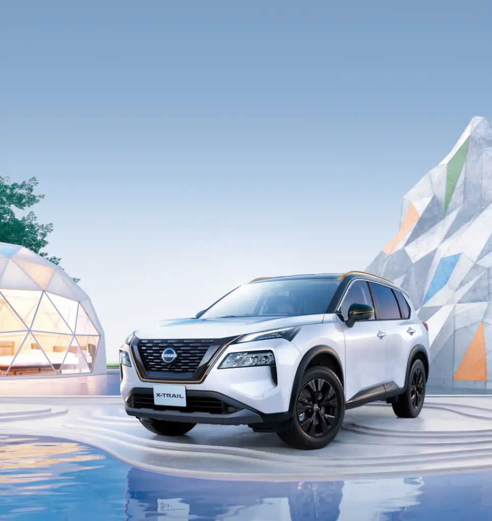 닛산 엑스트레일 (Nissan X-trail) a car parked on a pool