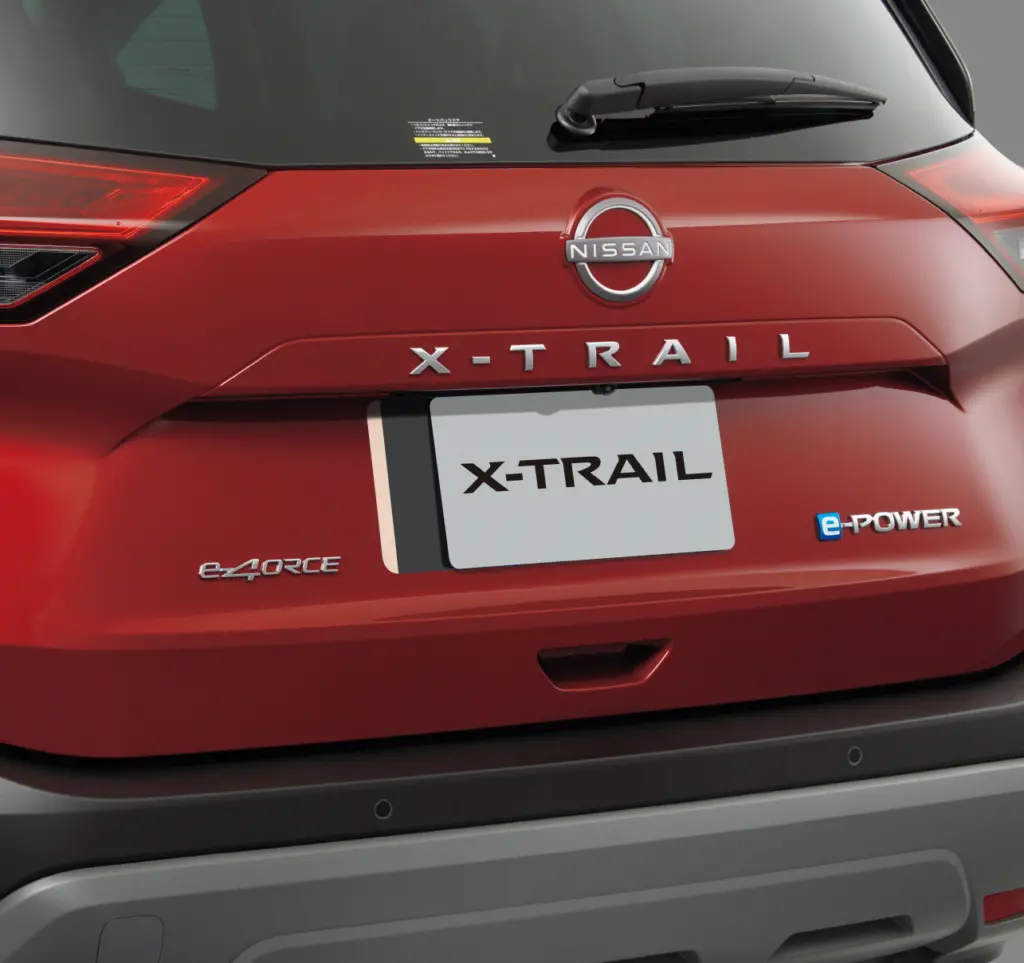 닛산 엑스트레일 (Nissan X-trail) the back of a red car