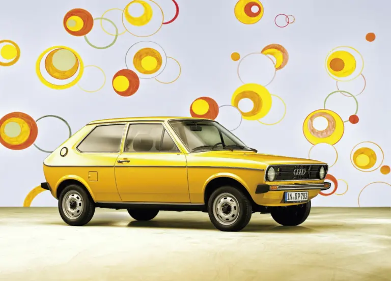 아우디 50 (audi 50 a yellow car with circles on the wall