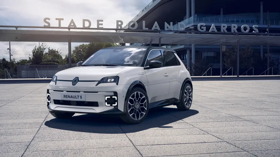 르노 5 롤랑 가로스 에디션? 푸조가 사라진 테니스 코트에 등장 2 Renault 5 E-Tech electric Roland-Garros (3)