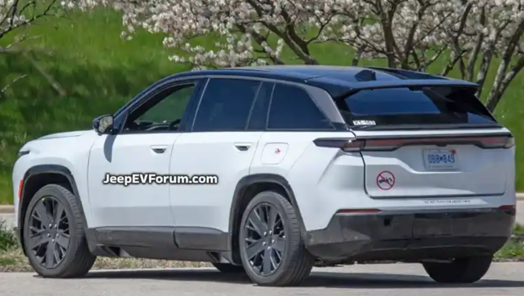 지프 왜고니어 S, 실물 포착, 1월 공개한 티저 이미지와 똑같네 2 지프 왜고니어 S (Jeep Wagoneer S)