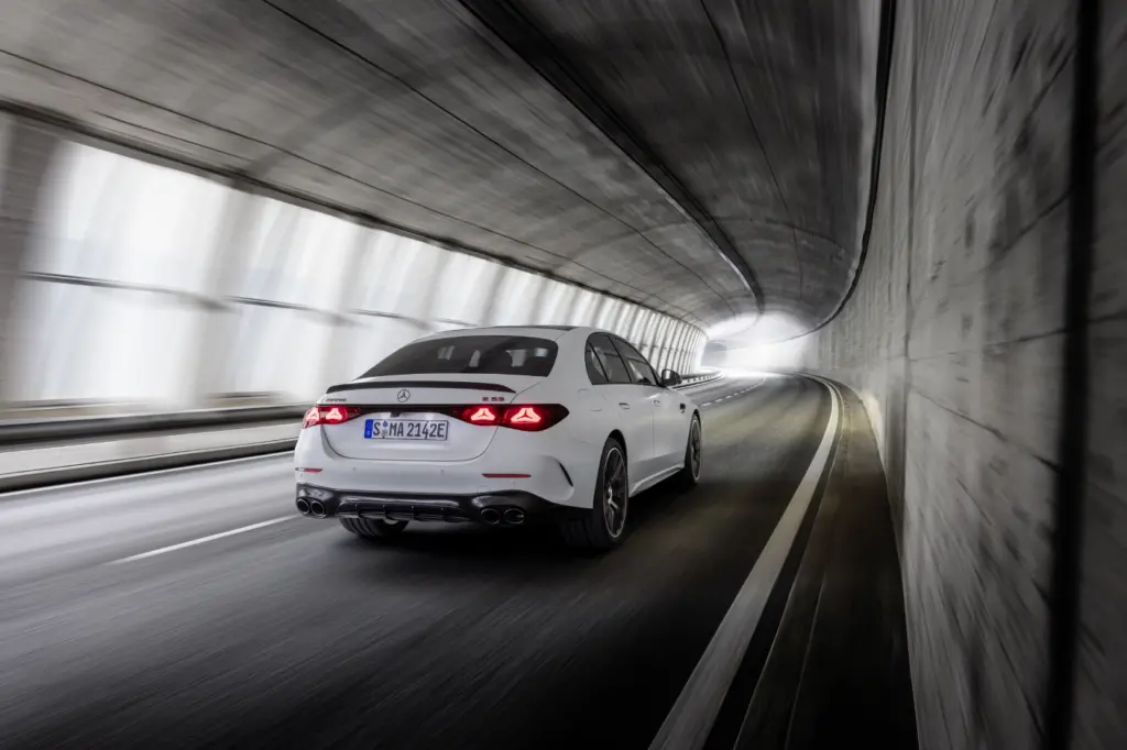 끝판왕 E-클래스, 메르세데스-AMG E53 HYBRID 4MATIC+ 7 23c0356 009 https://mobilityground.com/wp-content/uploads/2024/06/23c0356_004.jpg