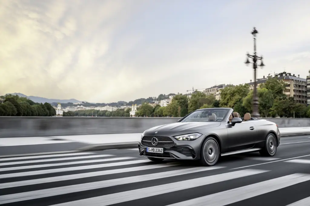 449마력의 카브리올레, 메르세데스-AMG CLE 53 4MATIC+ 1 Mercedes-Benz CLE Cabriolet, Exterieur: AMG-Line, graphitgrau magno; Interieur: AMG-Line, Nappaleder Tonkabraun Mercedes-Benz CLE Cabriolet, exterior: AMG-Line, graphite grey magno; interior: AMG-Line, nappa leather tonka brown