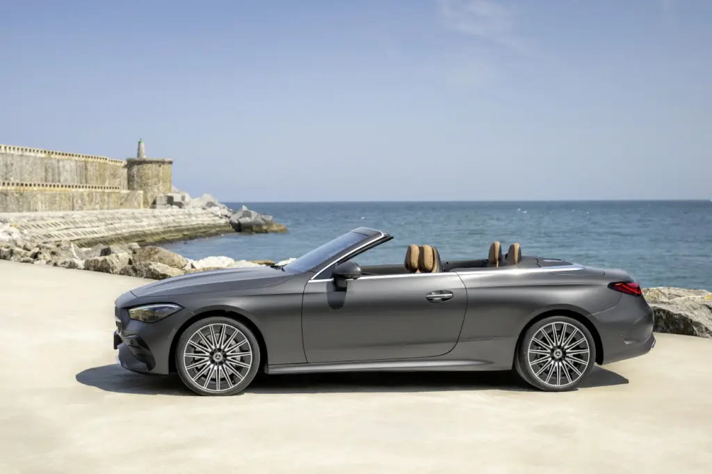 449마력의 카브리올레, 메르세데스-AMG CLE 53 4MATIC+ 2 Mercedes-Benz CLE Cabriolet, Exterieur: AMG-Line, graphitgrau magno; Interieur: AMG-Line, Nappaleder Tonkabraun Mercedes-Benz CLE Cabriolet, exterior: AMG-Line, graphite grey magno; interior: AMG-Line, nappa leather tonka brown
