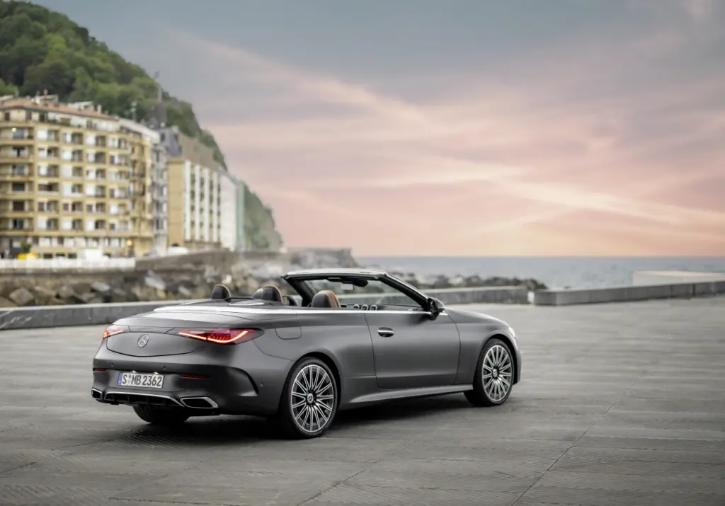 계속되는 4인승 오픈톱 드림카, 메르세데스-CLE 카브리올레 5 Mercedes-Benz CLE Cabriolet, Exterieur: AMG-Line, graphitgrau magno; Interieur: AMG-Line, Nappaleder Tonkabraun Mercedes-Benz CLE Cabriolet, exterior: AMG-Line, graphite grey magno; interior: AMG-Line, nappa leather tonka brown