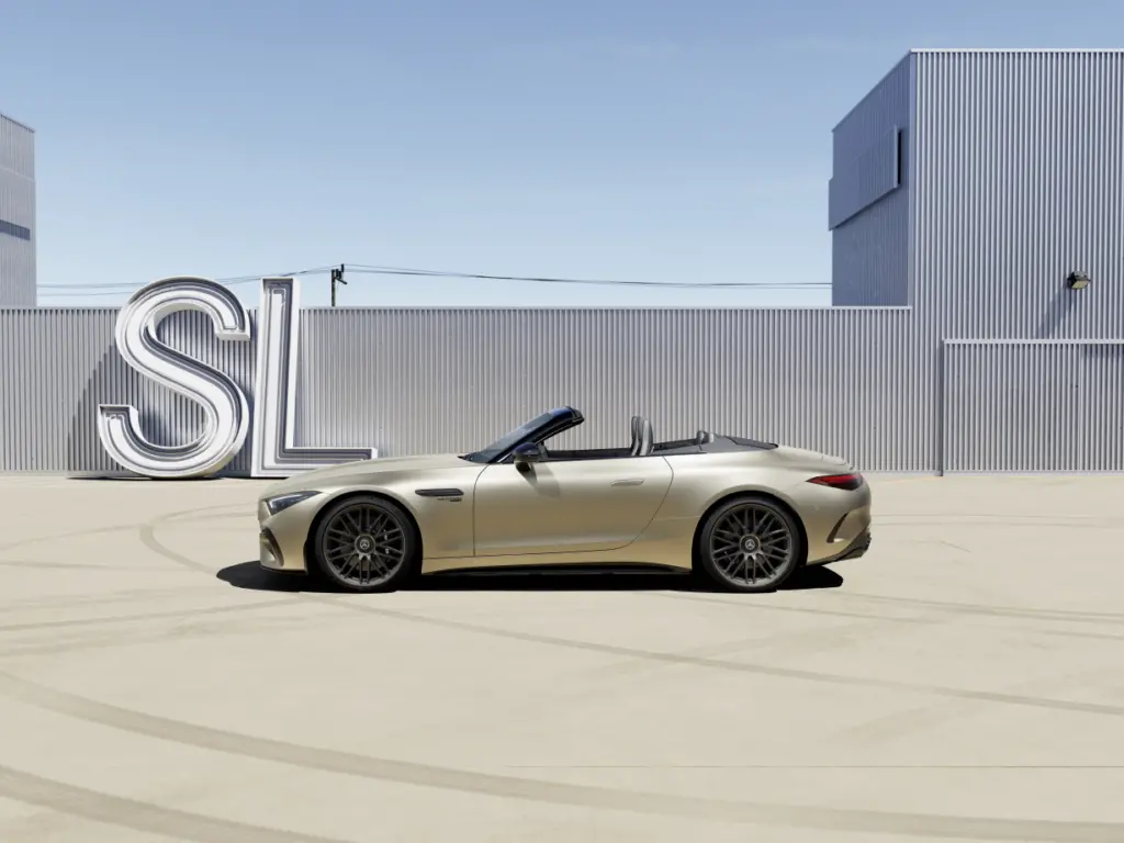 Mercedes-AMG präsentiert ein weiteres MANUFAKTUR Sondermodell der Performance- und Sportwagenmarke. Die exklusive, auf 100 Exemplare limitierte Edition basiert auf dem SL 63 4MATIC+ (Energieverbrauch kombiniert 13,4-13,0 l/100 km | CO2-Emissionen kombiniert 306-296 g/km | CO2-Klasse: G)[1] mit dem 430 kW (585 PS) starken 4,0-Liter-V8-Biturbomotor und vollvariablem Allradantrieb. [1] Die angegebenen Werte wurden nach dem vorgeschriebenen Messverfahren WLTP (Worldwide harmonised Light vehicles Test Procedure) ermittelt. Die angegebenen Spannweiten beziehen sich auf den deutschen Markt. Der Energieverbrauch und der CO2-Ausstoß eines Pkw sind nicht nur von der effizienten Ausnutzung des Kraftstoffs bzw. des Energieträgers durch den Pkw, sondern auch vom Fahrstil und anderen nichttechnischen Faktoren abhängig. Mercedes-AMG presents a further MANUFAKTUR special-edition model by the performance and sports car brand. The exclusive limited edition of 100 is based on the SL 63 4MATIC+ (Combined energy consumption: 13.4-13.0 l/100 km | combined CO2 emissions: 306-296 g/km | CO₂ class: G)[2] with the 430 kW (585 hp) 4.0-litre V8 biturbo engine and fully variable all-wheel drive. [2] The specified values were determined according to the prescribed measurement procedure WLTP (Worldwide Harmonised Light Vehicles Test Procedure). The ranges given refer to the German market. The energy consumption and CO2 emissions of a car depend not only on the efficient use of the fuel or energy source by the car, but also on the driving style and other non-technical factors.