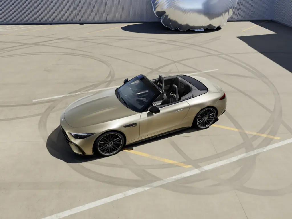 Mercedes-AMG präsentiert ein weiteres MANUFAKTUR Sondermodell der Performance- und Sportwagenmarke. Die exklusive, auf 100 Exemplare limitierte Edition basiert auf dem SL 63 4MATIC+ (Energieverbrauch kombiniert 13,4-13,0 l/100 km | CO2-Emissionen kombiniert 306-296 g/km | CO2-Klasse: G)[1] mit dem 430 kW (585 PS) starken 4,0-Liter-V8-Biturbomotor und vollvariablem Allradantrieb. [1] Die angegebenen Werte wurden nach dem vorgeschriebenen Messverfahren WLTP (Worldwide harmonised Light vehicles Test Procedure) ermittelt. Die angegebenen Spannweiten beziehen sich auf den deutschen Markt. Der Energieverbrauch und der CO2-Ausstoß eines Pkw sind nicht nur von der effizienten Ausnutzung des Kraftstoffs bzw. des Energieträgers durch den Pkw, sondern auch vom Fahrstil und anderen nichttechnischen Faktoren abhängig. Mercedes-AMG presents a further MANUFAKTUR special-edition model by the performance and sports car brand. The exclusive limited edition of 100 is based on the SL 63 4MATIC+ (Combined energy consumption: 13.4-13.0 l/100 km | combined CO2 emissions: 306-296 g/km | CO₂ class: G)[2] with the 430 kW (585 hp) 4.0-litre V8 biturbo engine and fully variable all-wheel drive. [2] The specified values were determined according to the prescribed measurement procedure WLTP (Worldwide Harmonised Light Vehicles Test Procedure). The ranges given refer to the German market. The energy consumption and CO2 emissions of a car depend not only on the efficient use of the fuel or energy source by the car, but also on the driving style and other non-technical factors.