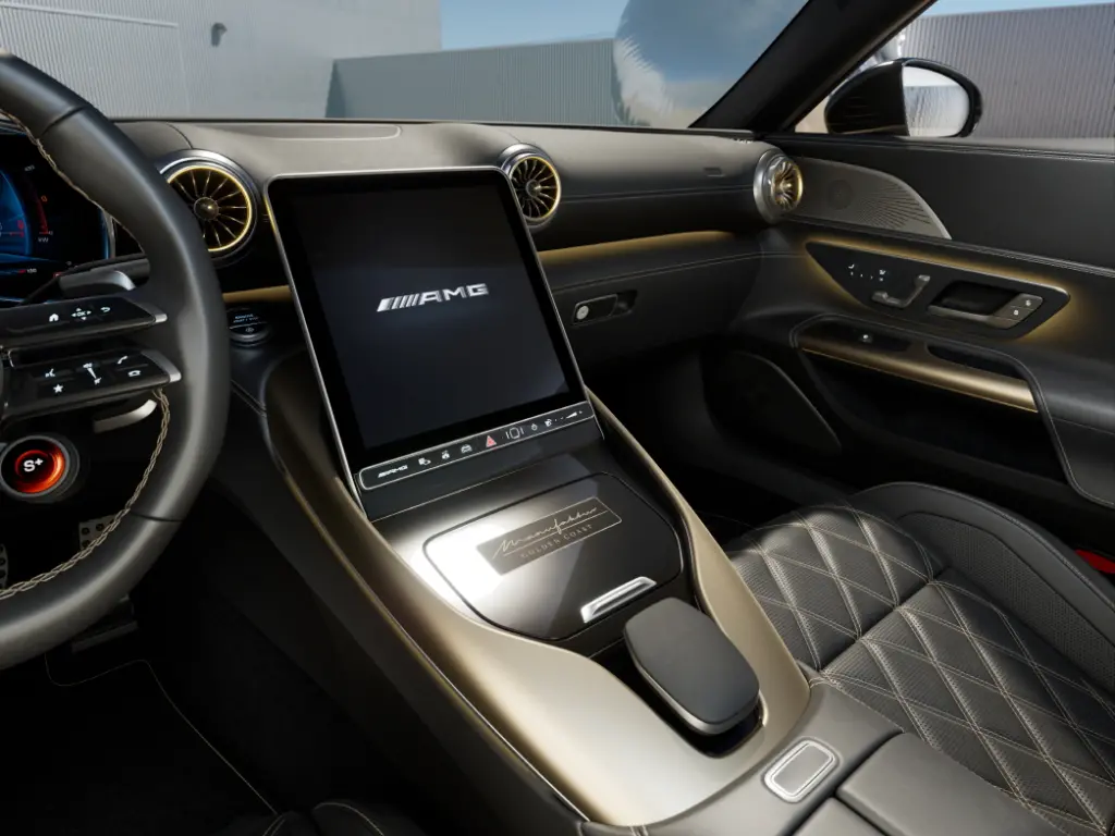 Mercedes-AMG präsentiert ein weiteres MANUFAKTUR Sondermodell der Performance- und Sportwagenmarke. Die exklusive, auf 100 Exemplare limitierte Edition basiert auf dem SL 63 4MATIC+ (Energieverbrauch kombiniert 13,4-13,0 l/100 km | CO2-Emissionen kombiniert 306-296 g/km | CO2-Klasse: G)[1] mit dem 430 kW (585 PS) starken 4,0-Liter-V8-Biturbomotor und vollvariablem Allradantrieb. [1] Die angegebenen Werte wurden nach dem vorgeschriebenen Messverfahren WLTP (Worldwide harmonised Light vehicles Test Procedure) ermittelt. Die angegebenen Spannweiten beziehen sich auf den deutschen Markt. Der Energieverbrauch und der CO2-Ausstoß eines Pkw sind nicht nur von der effizienten Ausnutzung des Kraftstoffs bzw. des Energieträgers durch den Pkw, sondern auch vom Fahrstil und anderen nichttechnischen Faktoren abhängig. Mercedes-AMG presents a further MANUFAKTUR special-edition model by the performance and sports car brand. The exclusive limited edition of 100 is based on the SL 63 4MATIC+ (Combined energy consumption: 13.4-13.0 l/100 km | combined CO2 emissions: 306-296 g/km | CO₂ class: G)[2] with the 430 kW (585 hp) 4.0-litre V8 biturbo engine and fully variable all-wheel drive. [2] The specified values were determined according to the prescribed measurement procedure WLTP (Worldwide Harmonised Light Vehicles Test Procedure). The ranges given refer to the German market. The energy consumption and CO2 emissions of a car depend not only on the efficient use of the fuel or energy source by the car, but also on the driving style and other non-technical factors.