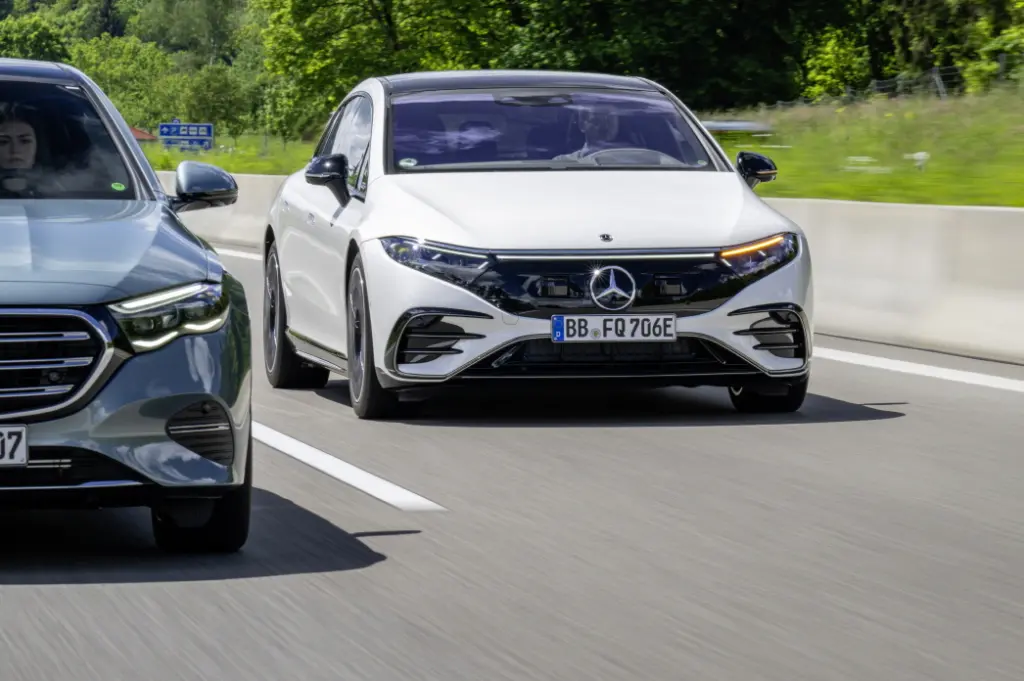 메르세데스-벤츠 15개 모델 OTA로 자동 차선 변경 기능 추가 1 Mercedes-Benz is now introducing the intelligent further development for partially automated driving in Europe: The Automatic Lane Change function (ALC) is now available in the Driving Assistance Plus Package for 33 European countries.