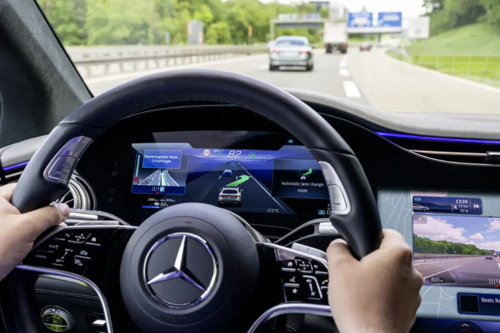메르세데스-벤츠 15개 모델 OTA로 자동 차선 변경 기능 추가 3 Mercedes-Benz is now introducing the intelligent further development for partially automated driving in Europe: The Automatic Lane Change function (ALC) is now available in the Driving Assistance Plus Package for 33 European countries.