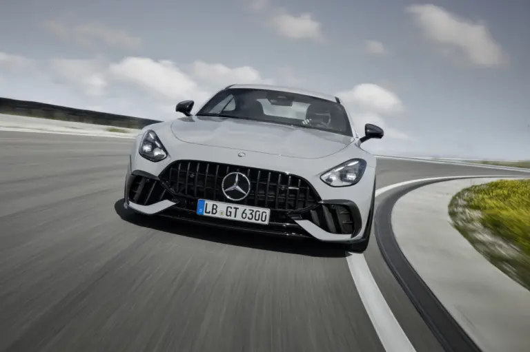 Mercedes-AMG GT 63 PRO 4MATIC+ | vorläufige Angaben, Energieverbrauch kombiniert: 14,1 l/100 km | CO2-Emissionen kombiniert: 319 g/km | CO2-Klasse: G), MANUFAKTUR alpingrau uni, Leder Nappa/Mikrofaser MICROCUT schwarz, MANUFAKTUR Innenhimmel Mikrofaser MICROCUT schwarz;Mercedes-AMG GT 63 PRO 4MATIC+ (vorläufige Angaben, Energieverbrauch kombiniert: 14,1 l/100 km | CO2-Emissionen kombiniert: 319 g/km | CO2-Klasse: G) Mercedes-AMG GT 63 PRO 4MATIC+ | provisional figures; combined energy consumption: 14.1 l/100 km | CO2 emissions combined: 319 g/km | CO2 class: G), MANUFAKTUR alpine grey solide, Nappa leather/MICROCUT microfibre black, MANUFAKTUR roof liner in black MICROCUT microfibre;Mercedes-AMG GT 63 PRO 4MATIC+ (provisional figures; combined energy consumption: 14.1 l/100 km | CO2 emissions combined: 319 g/km | CO2 class:G)