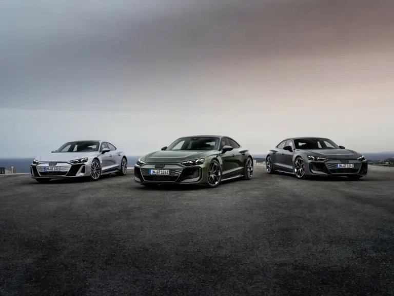 아우디, Static photo, Audi S e-tron GT, Colour: Florett silver metallic; Audi RS e-tron GT, Colour: Nimbus gray perl effect; Audi RS e-tron GT performance, Colour: Bedford green metallic