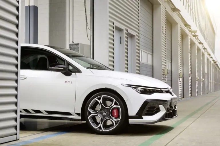 폭스바겐 골프 GTI (New sporty models now available: Volkswagen starts pre-sales of Golf GTI Clubsport and Golf R models)