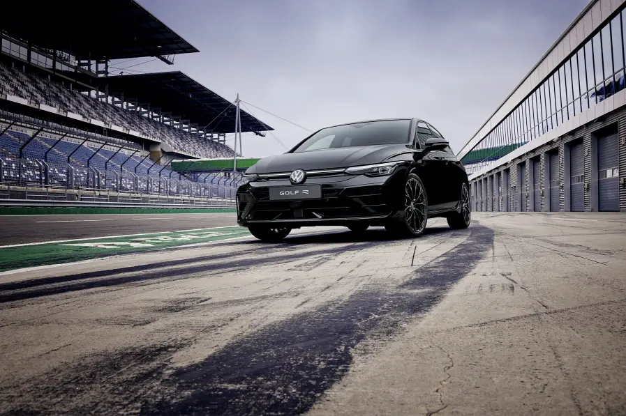 폭스바겐 골프 GTI (New sporty models now available: Volkswagen starts pre-sales of Golf GTI Clubsport and Golf R models)