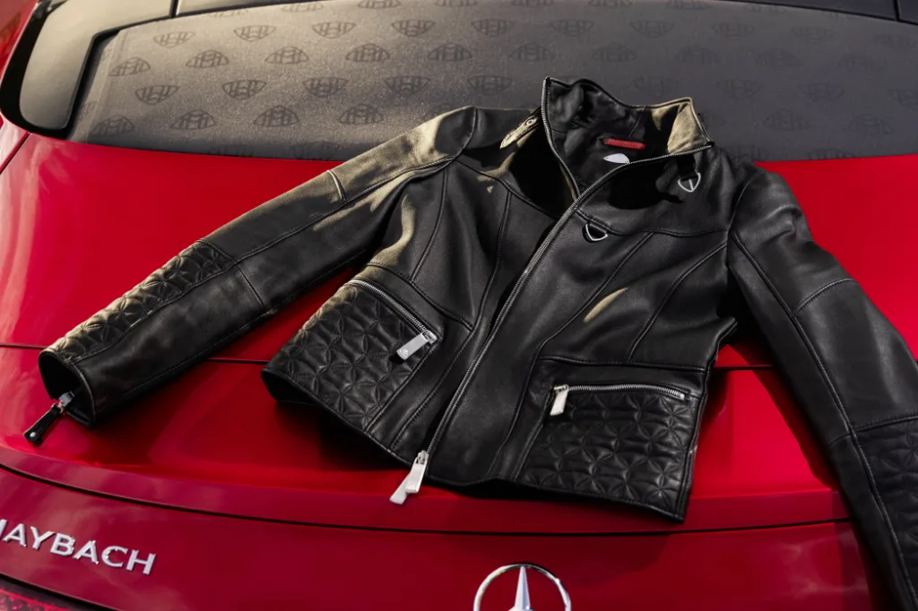 메르세데스-마이바흐 SL 680 모노그램 시리즈, 가장 스포티하다 5 Passend zum neuen Modell wird MAYBACH Icons of Luxury eine kuratierte Kollektion in Boutiquen und im Online-Store anbieten. Dazu gehören unter anderem eine Lederjacke, Sneaker, ein Schal, eine Shopperbag und eine Hundetasche. (Mercedes-Maybach SL 680 Monogram Series: vorläufige Werte, Energieverbrauch kombiniert: 13,7 l/100 km; CO2-Emissionen kombiniert: 312 g/km; CO2-Klasse: G);Mercedes-Maybach SL 680 Monogram Series (vorläufige Werte, Energieverbrauch kombiniert: 13,7 l/100 km | CO2-Emissionen kombiniert: 312 g/km | CO2-Klasse: G)* As befitting the new Mercedes‑Maybach SL Monogram Series, MAYBACH Icons of Luxury will offer a curated collection in boutiques and the online store. This includes a leather jacket, sneakers, a scarf, a tote bag and a dog bag. (Mercedes-Maybach SL 680 Monogram Series Red Ambience: provisional figures, combined energy consumption: 13.7 l/100 km; combined CO2 emissions: 312 g/km; CO2 class: G);Mercedes-Maybach SL 680 Monogram Series (provisional figures, combined energy consumption: 13.7 l/100 km | combined CO2 emissions: 312 g/km |CO2 class: G)*