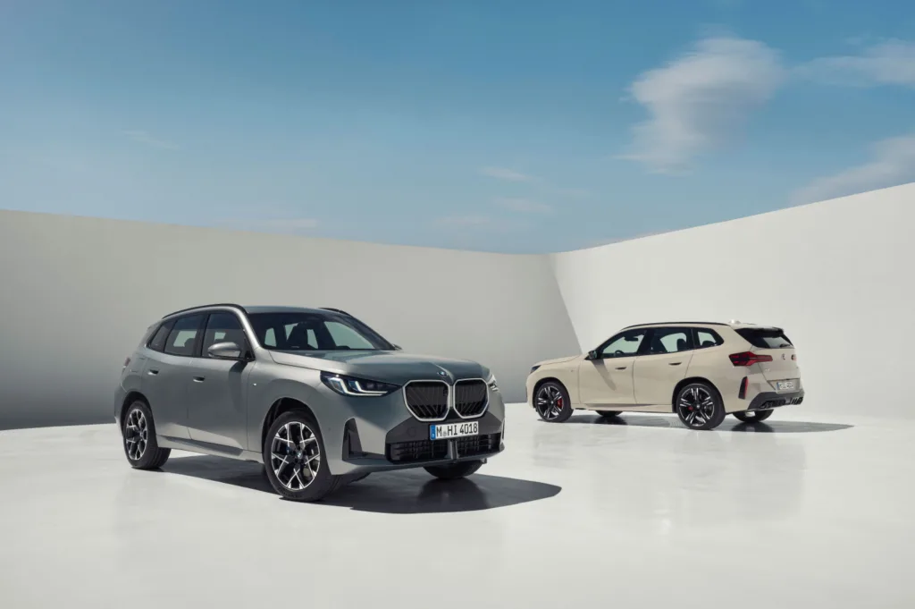 BMW X3, 새로운 시대의 올라운더로 다시 태어난다 1 bmw x3 a couple of cars parked in a white room