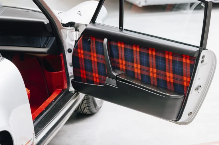 포르쉐 911 터보 ( Tartan fabrics symbolise tradition and craftsmanship, belonging and confidence. Exactly 50 years ago, three tartans could be found on the options list exclusively for the Porsche 911 Turbo)