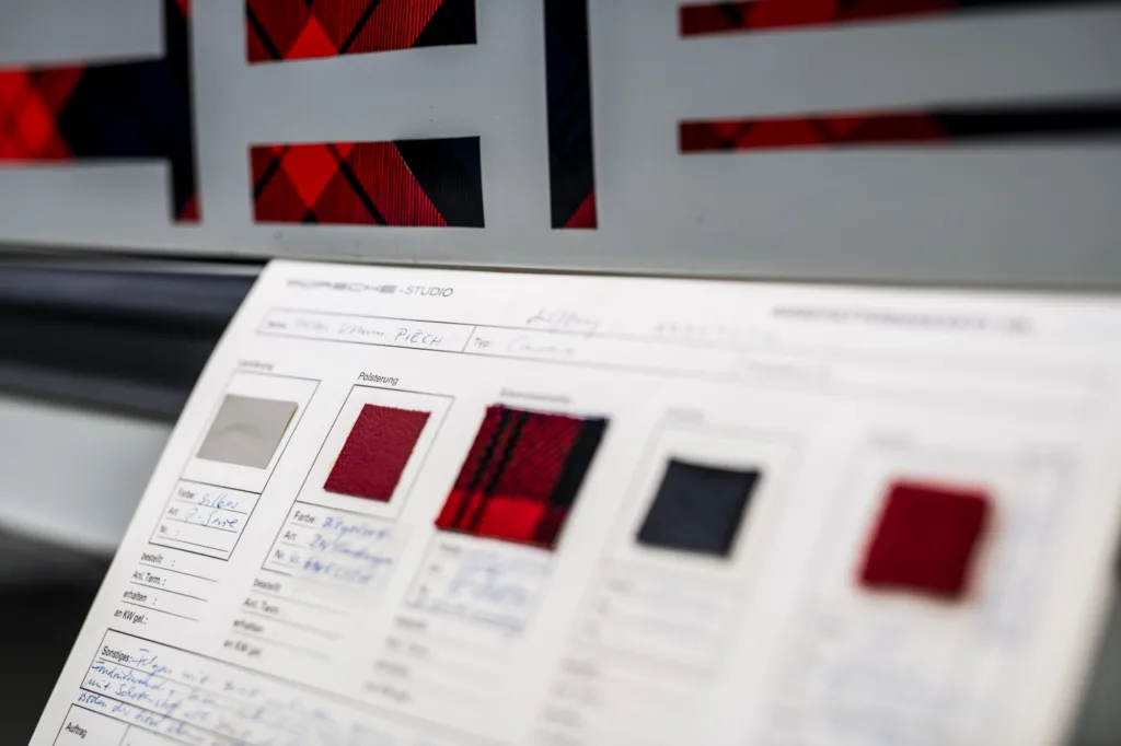 포르쉐 911 터보 ( Tartan fabrics symbolise tradition and craftsmanship, belonging and confidence. Exactly 50 years ago, three tartans could be found on the options list exclusively for the Porsche 911 Turbo)