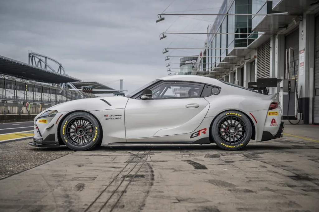 토요타 가주 레이싱, TOYOTA GAZOO Racing（以下TGR）は、世界中のレーシングチームやドライバーの皆様からいただいた多くのフィードバックを活用し、パフォーマンス、信頼性、操作性を向上させたカスタマーモータースポーツ車両「GR Supra GT4 EVO2」を8月22日より発売しました。