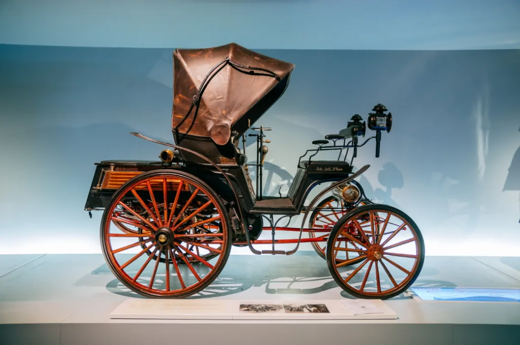 메르세데스 벤츠 Mercedes-Benz Museum, Raum Mythos 1: Pioniere – Die Erfindung des Automobils. Benz Victoria von 1893. Gesamtansicht von rechts. (Fotosignatur der Mercedes-Benz Classic Archive: D830117) Mercedes-Benz Museum, Legend Room 1: Pioneers – The Invention of the Automobile. Benz Victoria of 1893. Overall view from the right. (Photo index number in the Mercedes-Benz Classic Archive: D830117) D830117