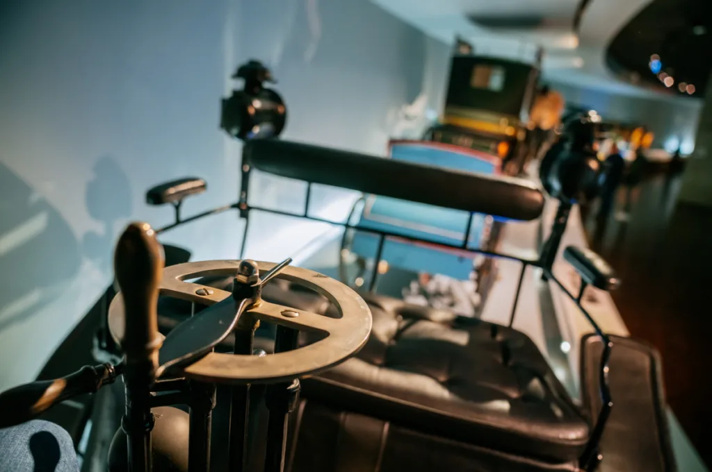 Mercedes-Benz Museum, Raum Mythos 1: Pioniere – Die Erfindung des Automobils. Benz Victoria von 1893. Detailaufnahme der Lenkkurbel, deren Einstellung auf die Achsschenkellenkung übertragen wird. (Fotosignatur der Mercedes-Benz Classic Archive: D830122) Mercedes-Benz Museum, Legend Room 1: Pioneers – The Invention of the Automobile. Benz Victoria of 1893. Close-up of the steering crank, whose setting is transferred to the double-pivot steering. (Photo index number in the Mercedes-Benz Classic Archive: D830122) D830122