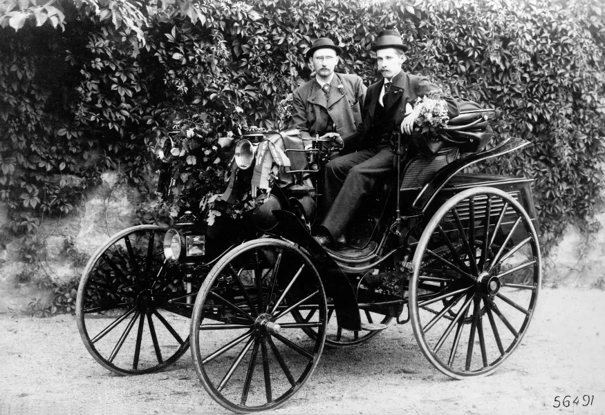 Benz Victoria von 1894. Fahrzeug von Theodor von Liebieg (rechts) auf der Fernfahrt von Böhmen an die Mosel und zurück gemeinsam mit Franz Stransky. (Fotosignatur der Mercedes-Benz Classic Archive: 56491) Benz Victoria of 1894. Vehicle of Theodor von Liebieg (right) on the long-distance journey from Bohemia to the Moselle and back, together with Franz Stransky. (Photo index number in the Mercedes-Benz Classic Archive: 56491)