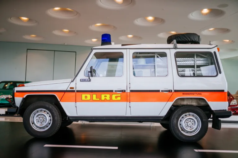 메르세데스 벤츠 G- 클래스. Mercedes-Benz 230 G der Baureihe 460, Gerätewagen Wasserrettung der DLRG im Mercedes-Benz Museum, Raum Collection 5: Galerie der Alltagshelden. Gesamtansicht von links. (Fotosignatur der Mercedes-Benz Classic Archive: D830894) Mercedes-Benz 230 G of the 460 model series, DLRG water rescue equipment vehicle in the Mercedes-Benz Museum, Collection Room 5: Gallery of everyday heroes. General view from left. (Photo index number in the Mercedes-Benz Classic Archives: D830894) D830894