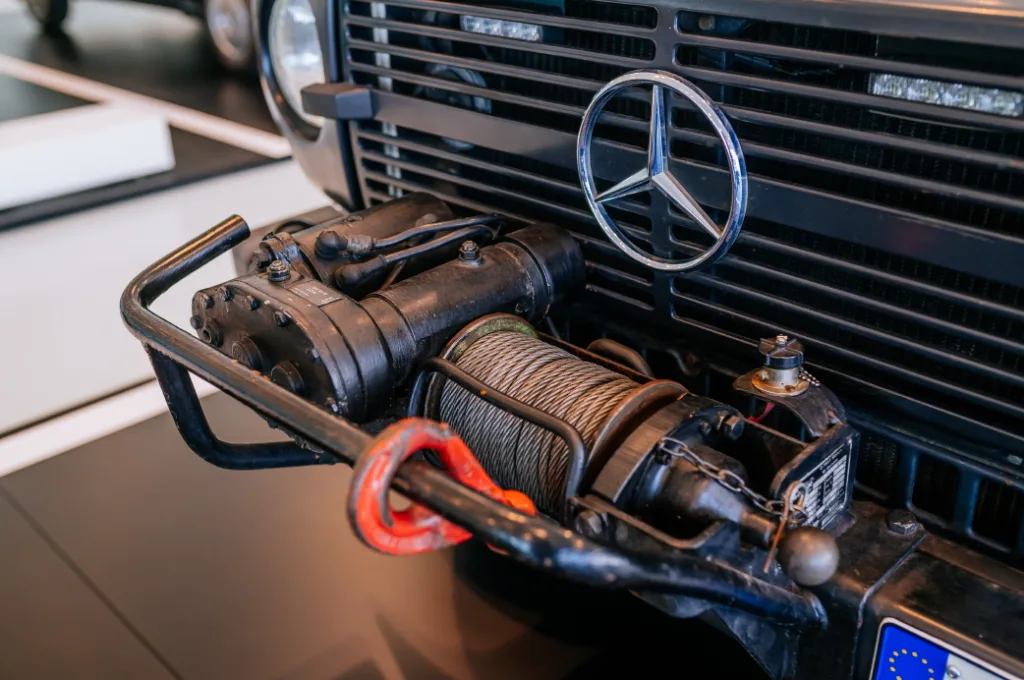 벤츠 230 G DLRG, 현장 아닌 박물관에 있다니 5 Mercedes-Benz 230 G der Baureihe 460, Gerätewagen Wasserrettung der DLRG im Mercedes-Benz Museum, Raum Collection 5: Galerie der Alltagshelden. Detailaufnahme der Frontseilwinde. (Fotosignatur der Mercedes-Benz Classic Archive: D830901) Mercedes-Benz 230 G of the 460 model series, DLRG water rescue equipment vehicle in the Mercedes-Benz Museum, Collection Room 5: Gallery of everyday heroes. Close-up of the front cable winch. (Photo index number in the Mercedes-Benz Classic Archives: D830901) D830901