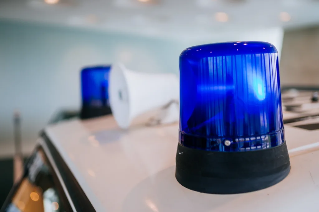 벤츠 230 G DLRG, 현장 아닌 박물관에 있다니 6 Mercedes-Benz 230 G der Baureihe 460, Gerätewagen Wasserrettung der DLRG im Mercedes-Benz Museum, Raum Collection 5: Galerie der Alltagshelden. Detailaufnahme der Sondersignalanlage mit Blaulicht und Horn. (Fotosignatur der Mercedes-Benz Classic Archive: D830906) Mercedes-Benz 230 G of the 460 model series, DLRG water rescue equipment vehicle in the Mercedes-Benz Museum, Collection Room 5: Gallery of everyday heroes. Close-up of the special signalling system with blue beacon and horn. (Photo index number in the Mercedes-Benz Classic Archives: D830906) D830906