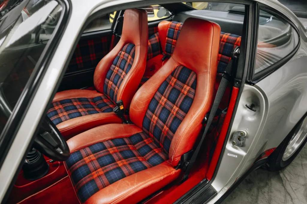 포르쉐 911 터보 ( Tartan fabrics symbolise tradition and craftsmanship, belonging and confidence. Exactly 50 years ago, three tartans could be found on the options list exclusively for the Porsche 911 Turbo)