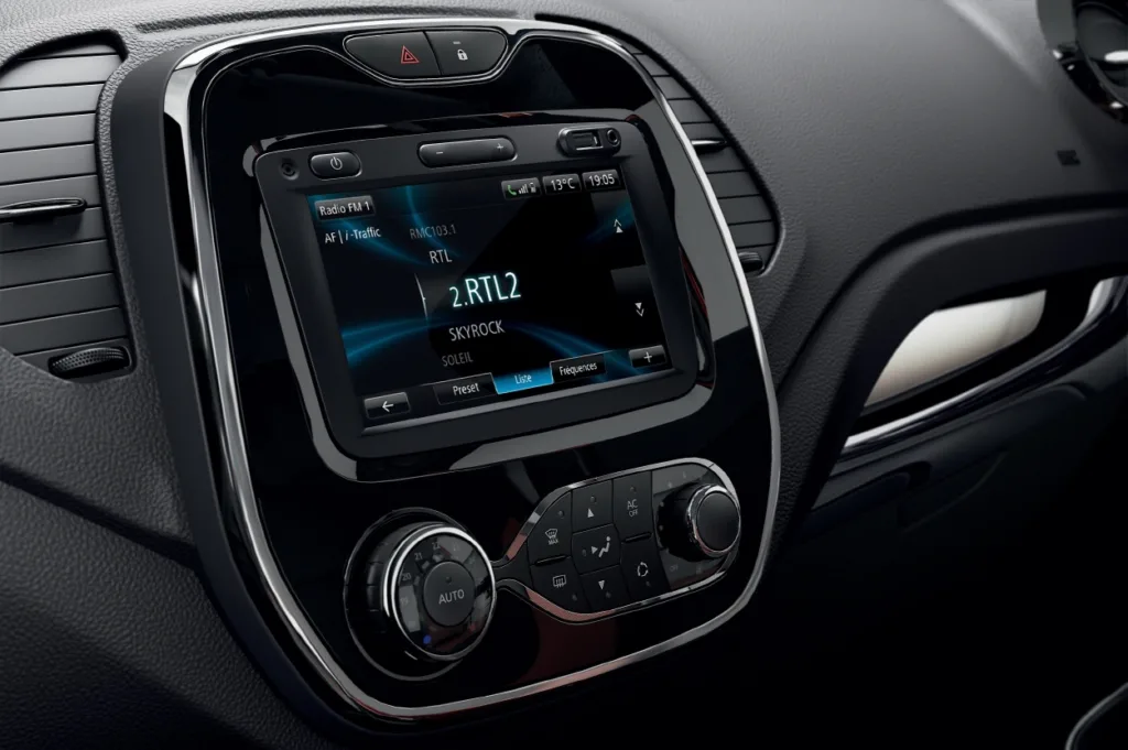 THE EVOLUTION OF TOUCH SCREENS AT RENAULT: AN INTERACTIVE HISTORY OF ERGONOMICS AND DESIGN