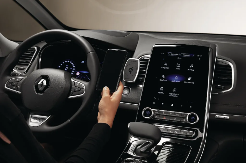 THE EVOLUTION OF TOUCH SCREENS AT RENAULT: AN INTERACTIVE HISTORY OF ERGONOMICS AND DESIGN
