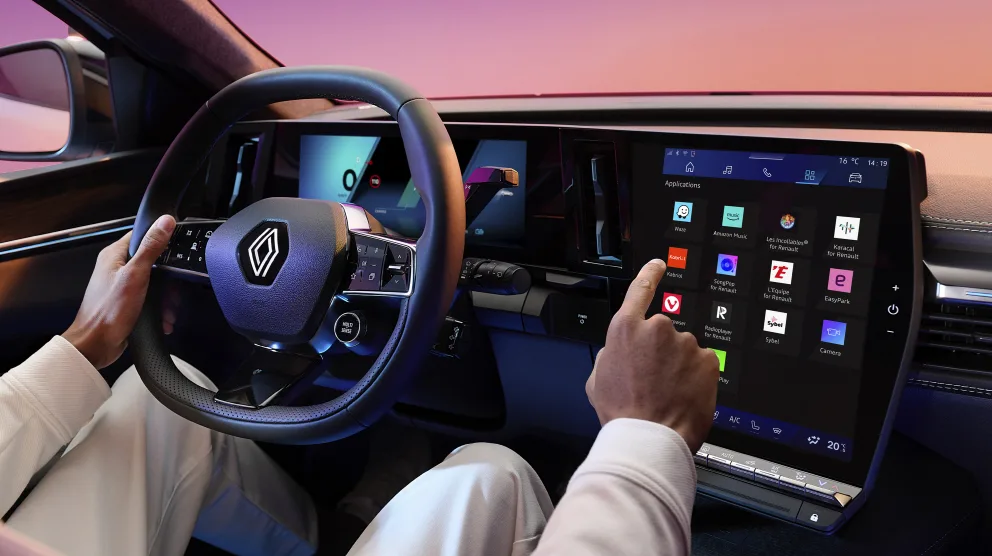 THE EVOLUTION OF TOUCH SCREENS AT RENAULT: AN INTERACTIVE HISTORY OF ERGONOMICS AND DESIGN