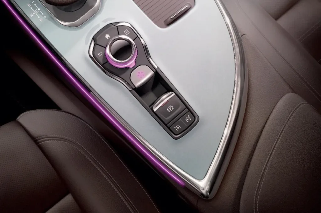 THE EVOLUTION OF TOUCH SCREENS AT RENAULT: AN INTERACTIVE HISTORY OF ERGONOMICS AND DESIGN