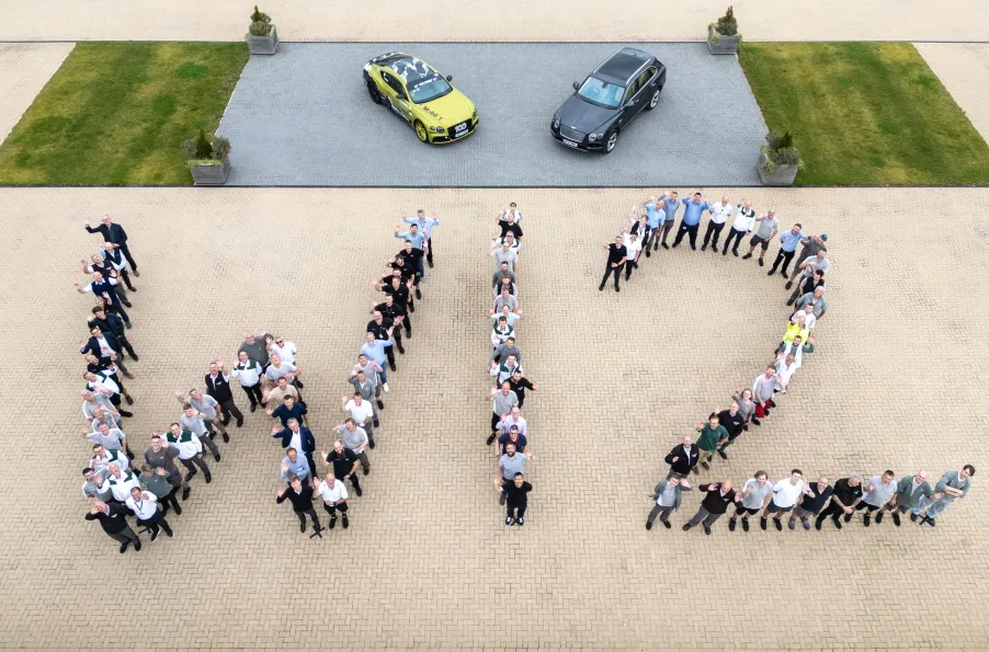 W12 엔진, 벤틀리의 20년 역사의 한 페이지 마무리 2 벤틀리, End of an era as final Bentley W12 engine hand-built in Crewe