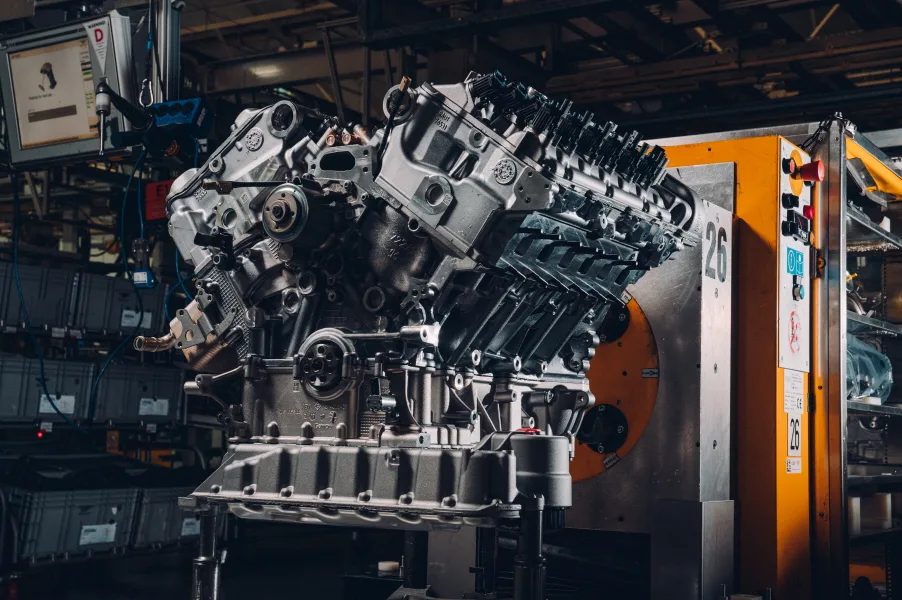 W12 엔진, 벤틀리의 20년 역사의 한 페이지 마무리 1 벤틀리, End of an era as final Bentley W12 engine hand-built in Crewe