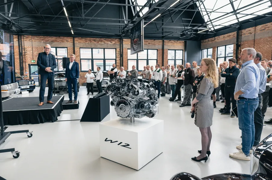 W12 엔진, 벤틀리의 20년 역사의 한 페이지 마무리 3 벤틀리, End of an era as final Bentley W12 engine hand-built in Crewe
